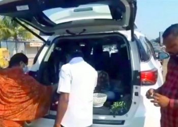 Ngeri, Jualan Sayur Pakai Mobil Fortuner