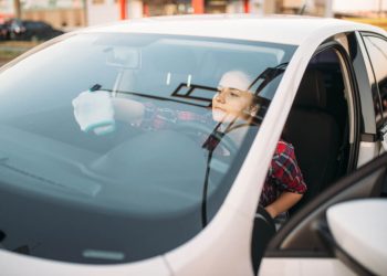 Trik Hilangkan Embun di Kaca Mobil, Perhatikan!