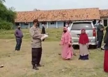 Polisi Bubarkan Kerumunan Pengambilan Rapor Orangtua Murid