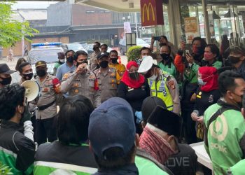 Banyak Orderan BTS Meal, Kerumunan Ojol Terjadi di McDonald’s Cibubur