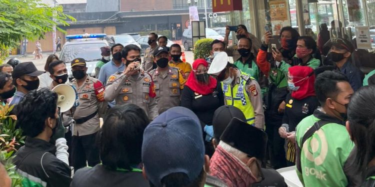 Banyak Orderan BTS Meal, Kerumunan Ojol Terjadi di McDonald’s Cibubur