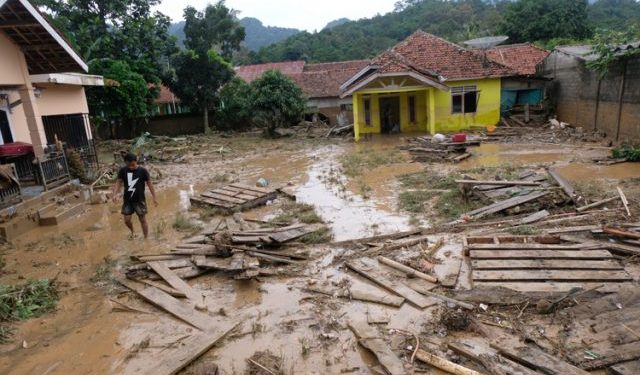 Dua Rumah Diterjang Longsor di Bogor