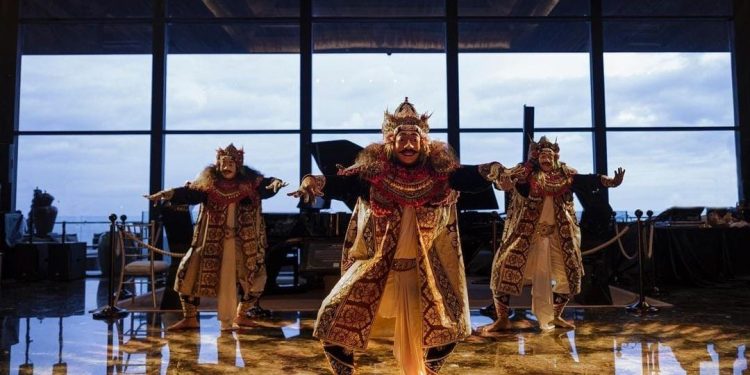 The Apurva Kempinski Bali Pamerkan Karya Seniman Topeng Asal Singapadu