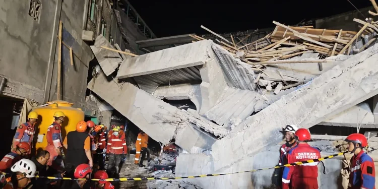 Puluhan Santri Masih Hilang Usai Bangunan Ambruk