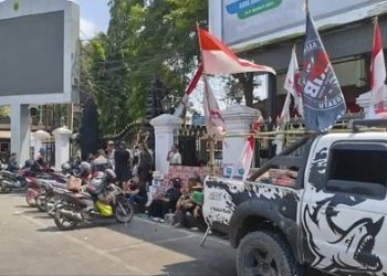 Polisi Perketat Pengamanan Aksi Warga Pati di Depan Gedung DPR/MPR